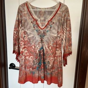 Live & Let Die, V-neck tunic with 3/4 sleeves w/crochet trip on sleeves, 2X EUC